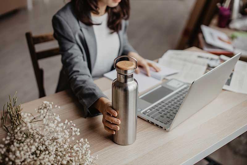 woman using a bambaw insulated water bottle
