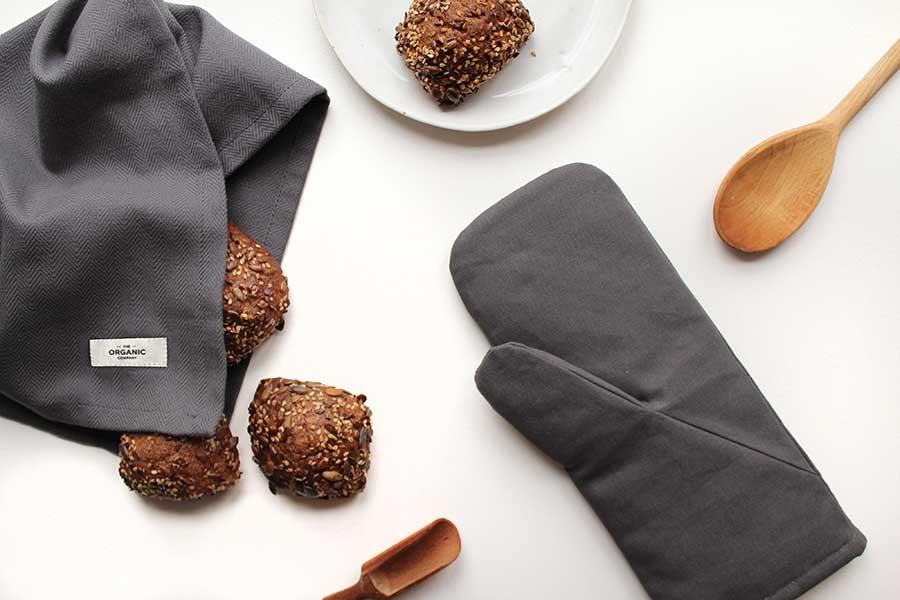 oven mitt on kitchen side