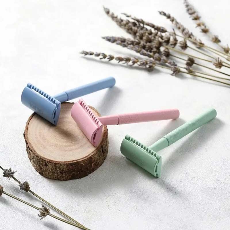 pastel coloured safety razors laying next to each other
